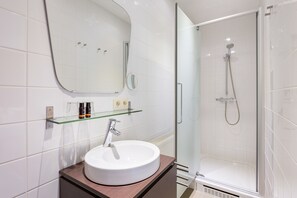 Comfort Double Room | Bathroom | Free toiletries, hair dryer, towels - B&B Vis-à-Vis (De Haan)