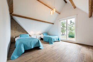 Minibar, sistema de insonorización, cunas y camas plegables/adicionales 