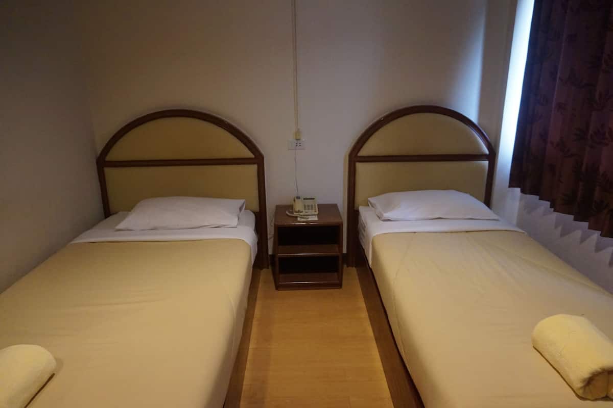 Standard Twin Bed - Aircon Room | Desk, free WiFi