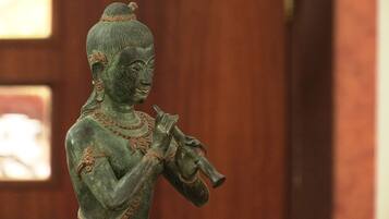 Eine Statue, die eine Figur mit einem Musikinstrument zeigt.