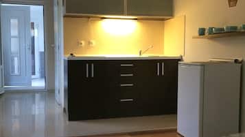 Apartment, 1 Bedroom, Garden View | Private kitchenette