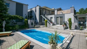 A modern house with a swimming pool, a staircase, and a garden. - Ferienhaus Piešťany (Banka)