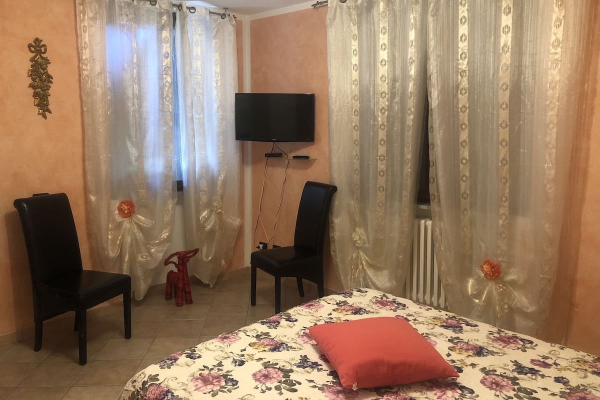 Double Room, Ensuite, Mountain View | Desk, soundproofing, free WiFi, bed sheets