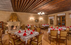 3 restaurants, breakfast, lunch, dinner served; international cuisine  - Hotel Temenni Evi (Ürgüp)