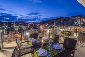 3 restaurants; s'hi serveixen esmorzars, dinars i sopars
