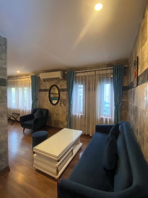 Suite Garden View | 1 bedroom, in-room safe, desk, blackout curtains