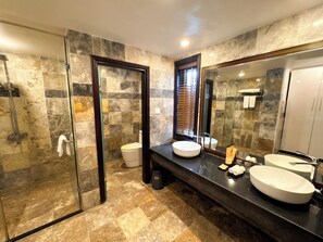 Suite Garden View | Bathroom | Free toiletries, hair dryer, bathrobes, slippers - TTC Hotel – Hoi An (Da Nang)