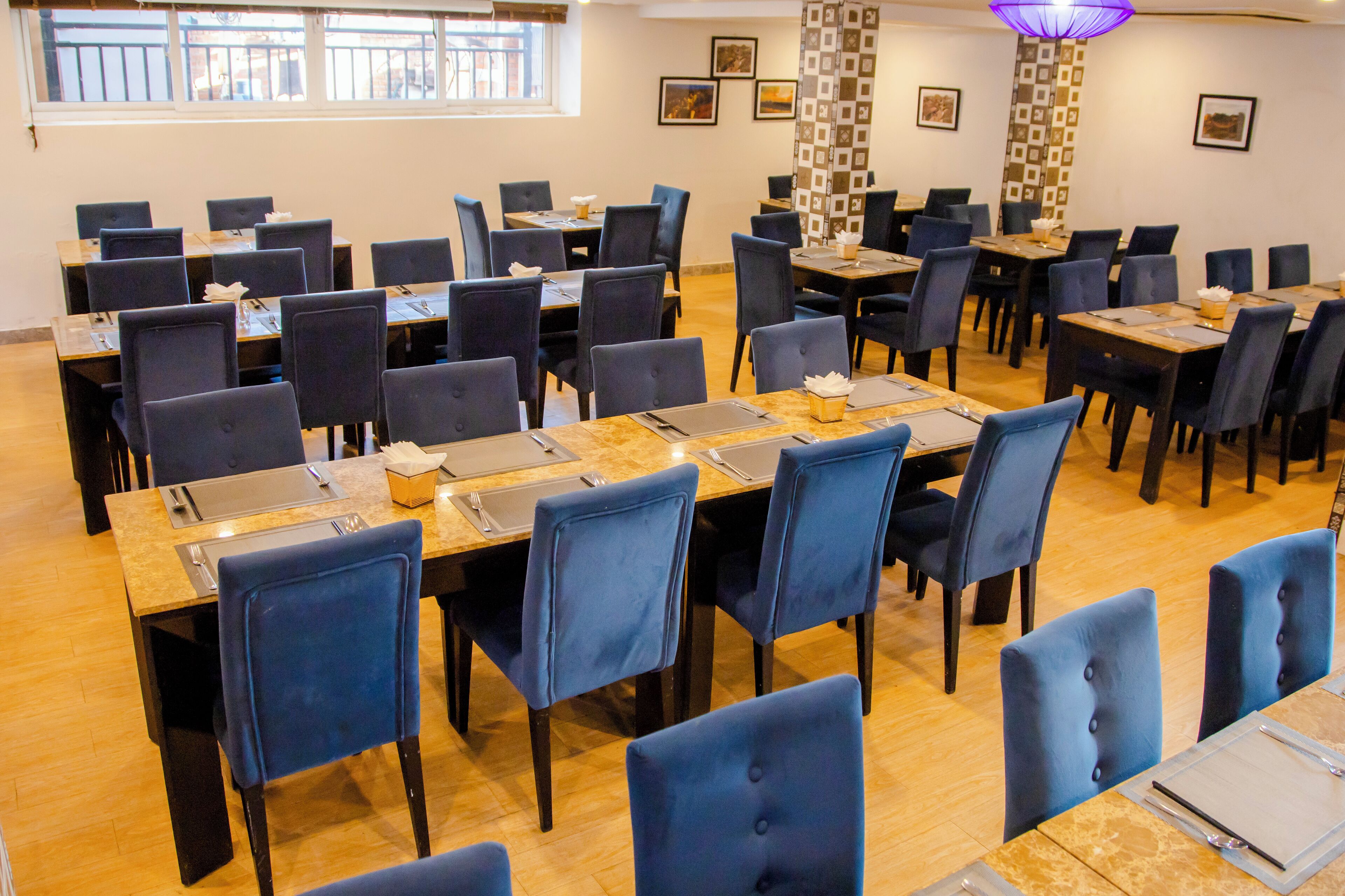 breakfast, lunch, dinner served; international cuisine