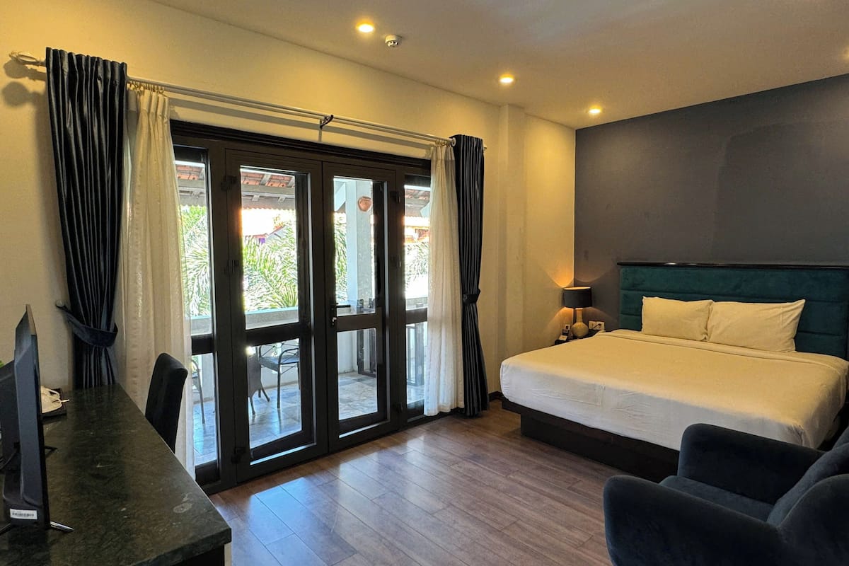 Deluxe Double Room | 1 bedroom, in-room safe, desk, blackout curtains