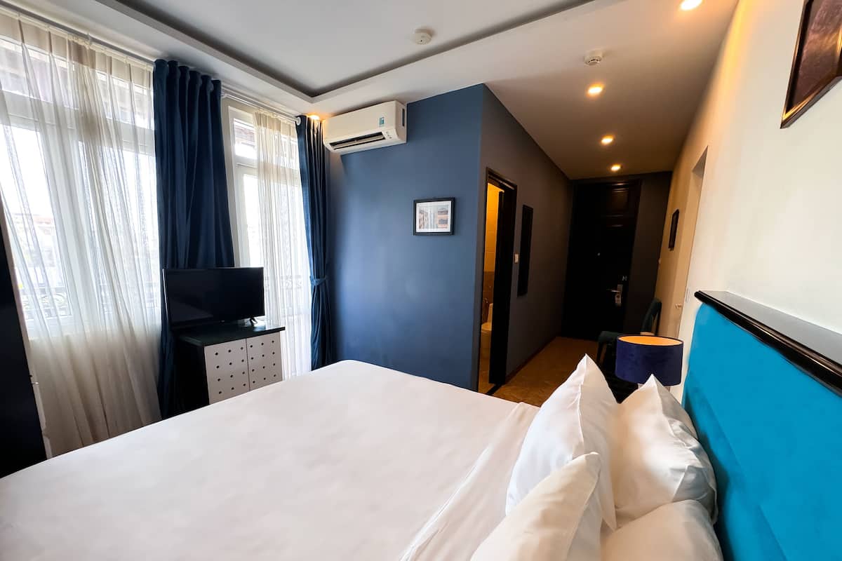 Superior Double Room | 1 bedroom, in-room safe, desk, blackout curtains