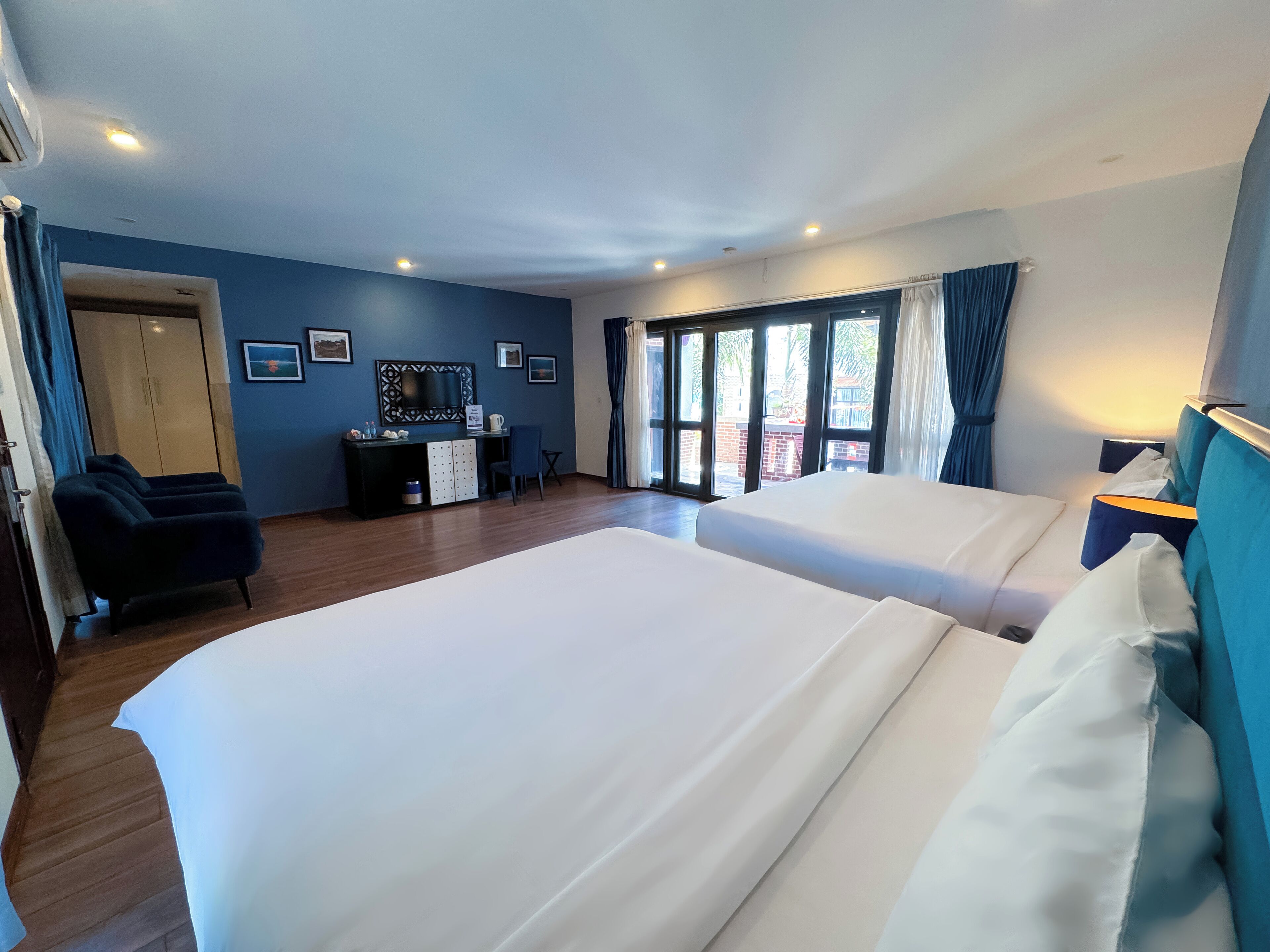 family room | 1 bedroom, in-room safe, desk, blackout curtains