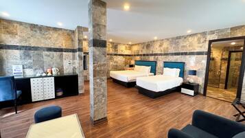 Habitación, vistas al jardín (Suite) | Caja fuerte, escritorio, cortinas opacas y sistema de insonorización