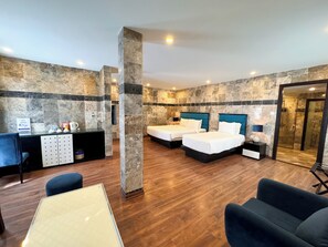 룸, 정원 전망 (Suite) | 객실 내 금고, 책상, 암막 커튼, 방음 설비