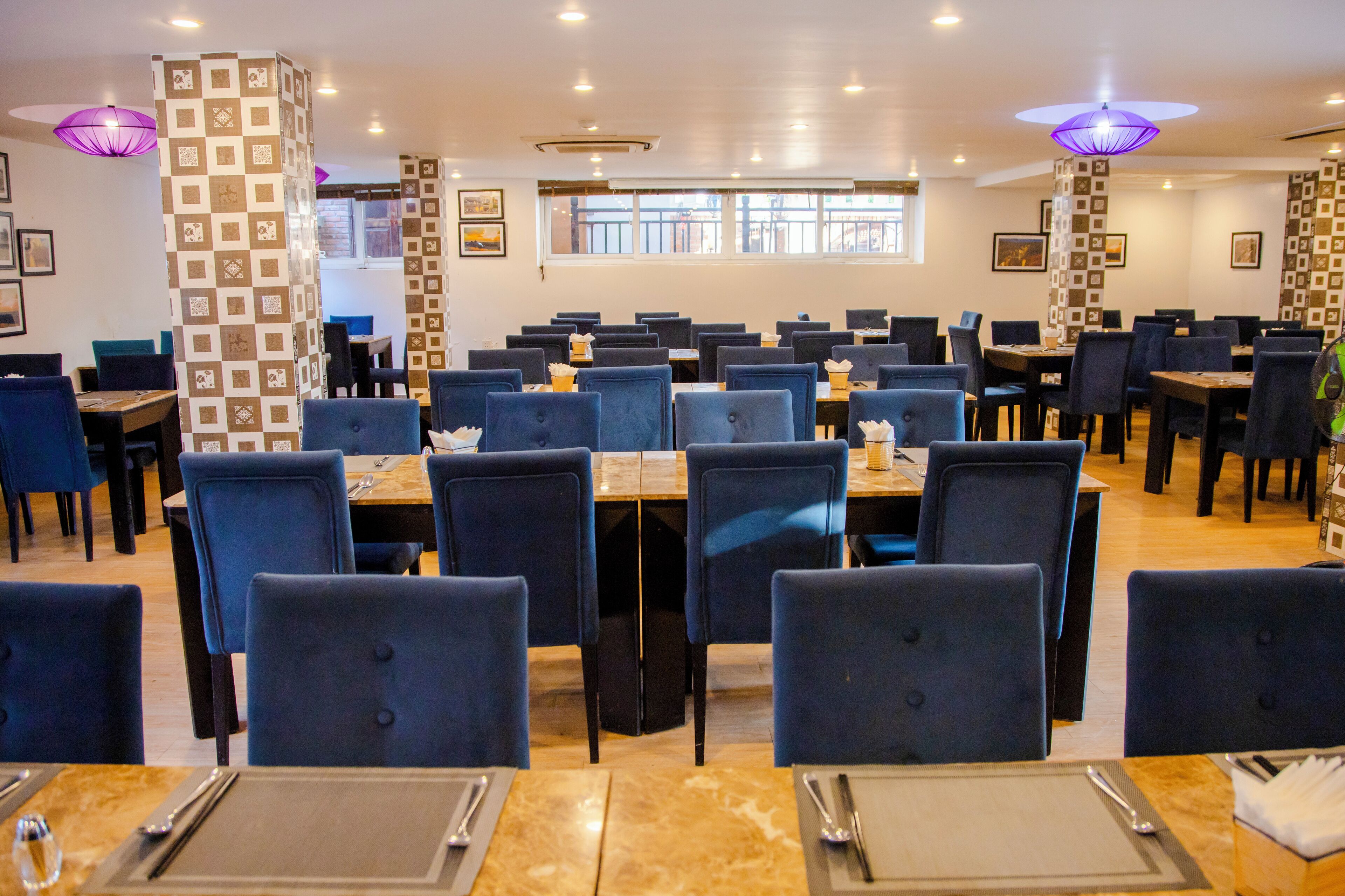 breakfast, lunch, dinner served; international cuisine