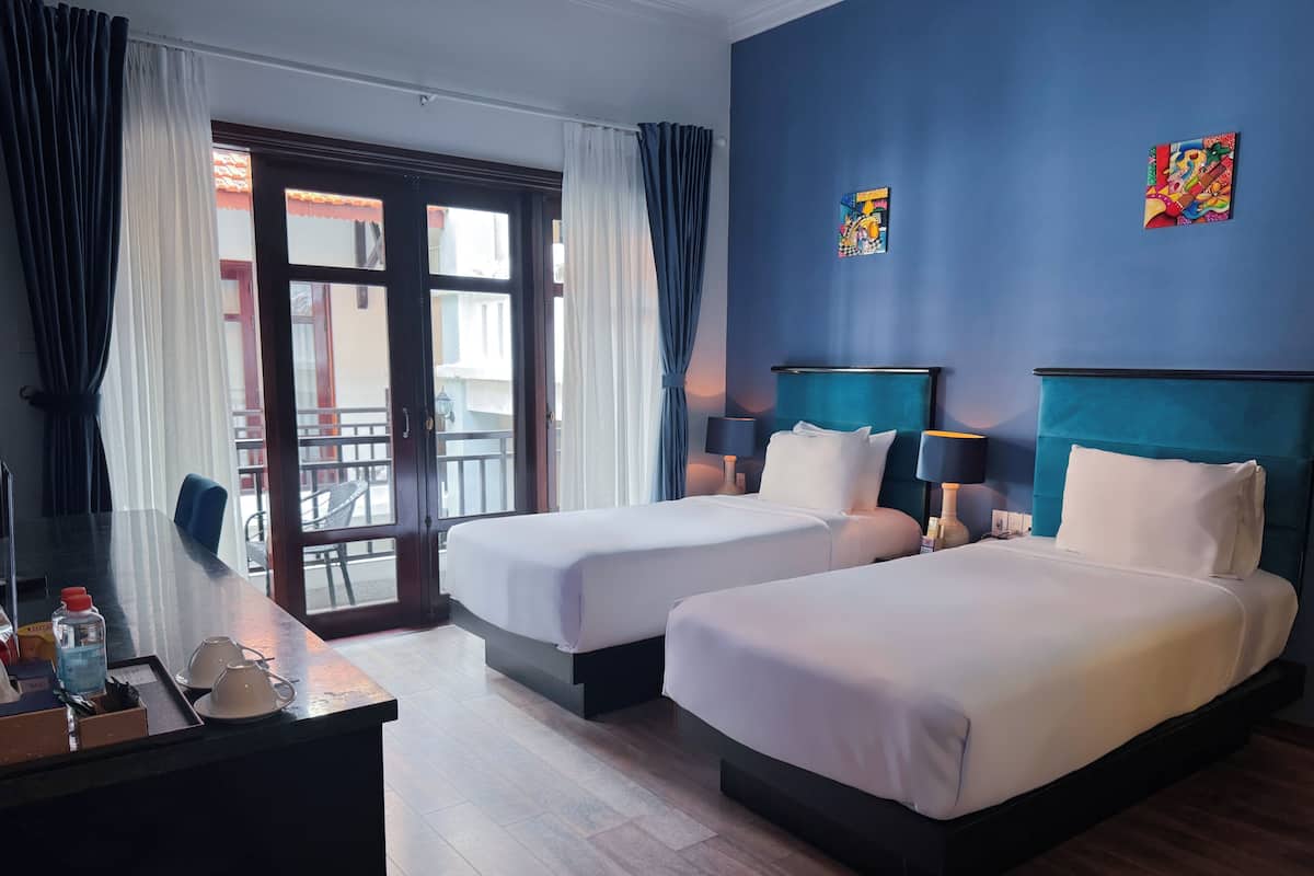 Phòng 2 giường đơn Deluxe | Két bảo mật tại phòng, bàn, màn/rèm cản sáng, phòng cách âm
