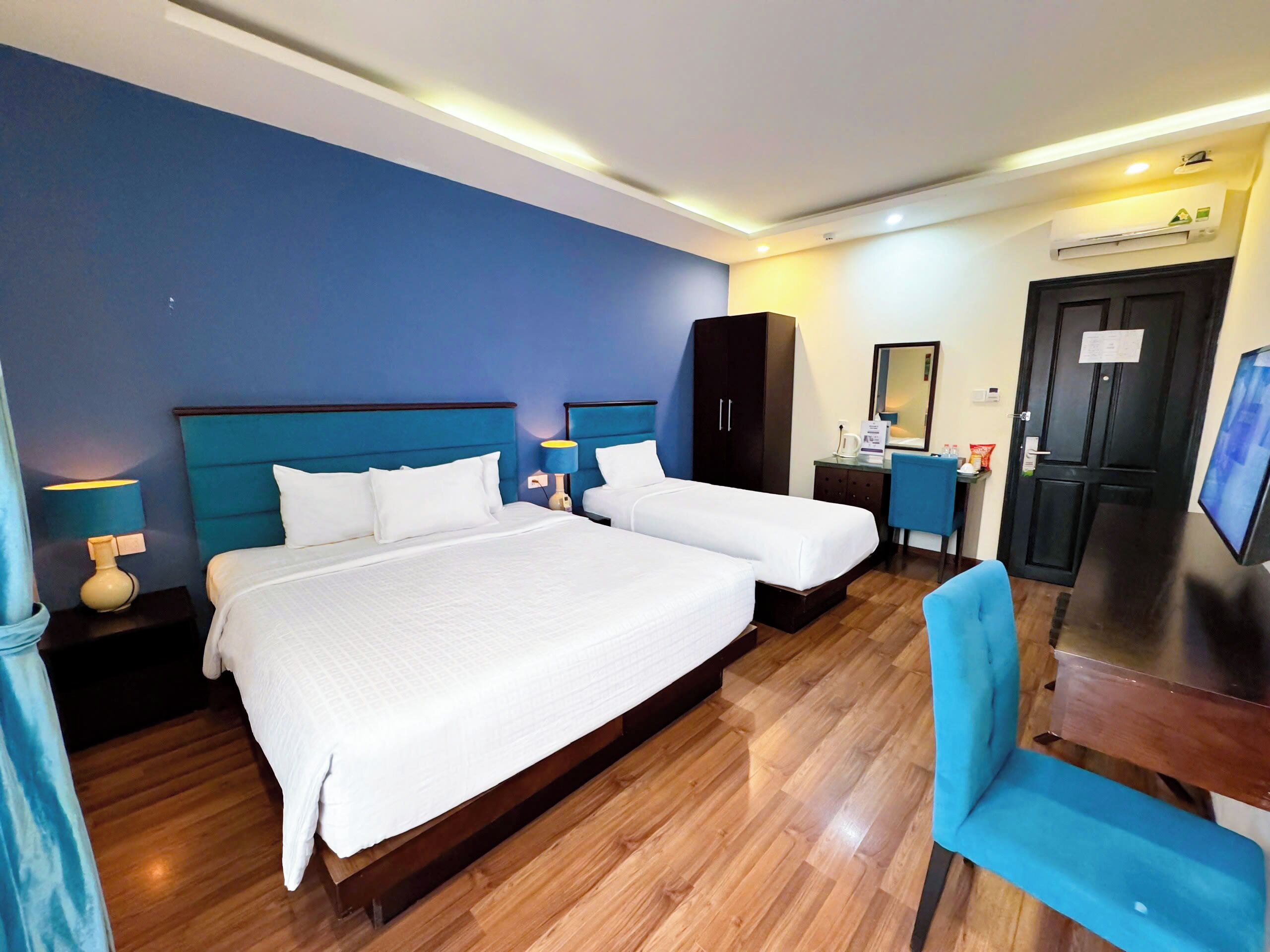 Superior Triple Room | In-room safe, desk, blackout drapes, soundproofing