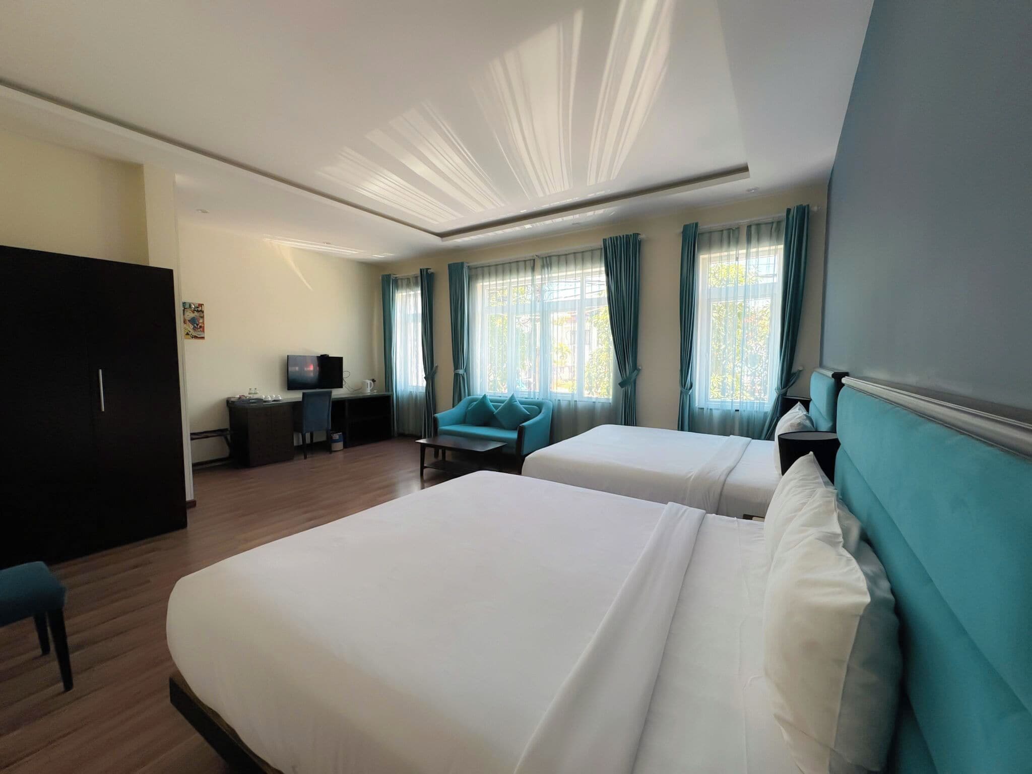 family room | 1 bedroom, in-room safe, desk, blackout curtains