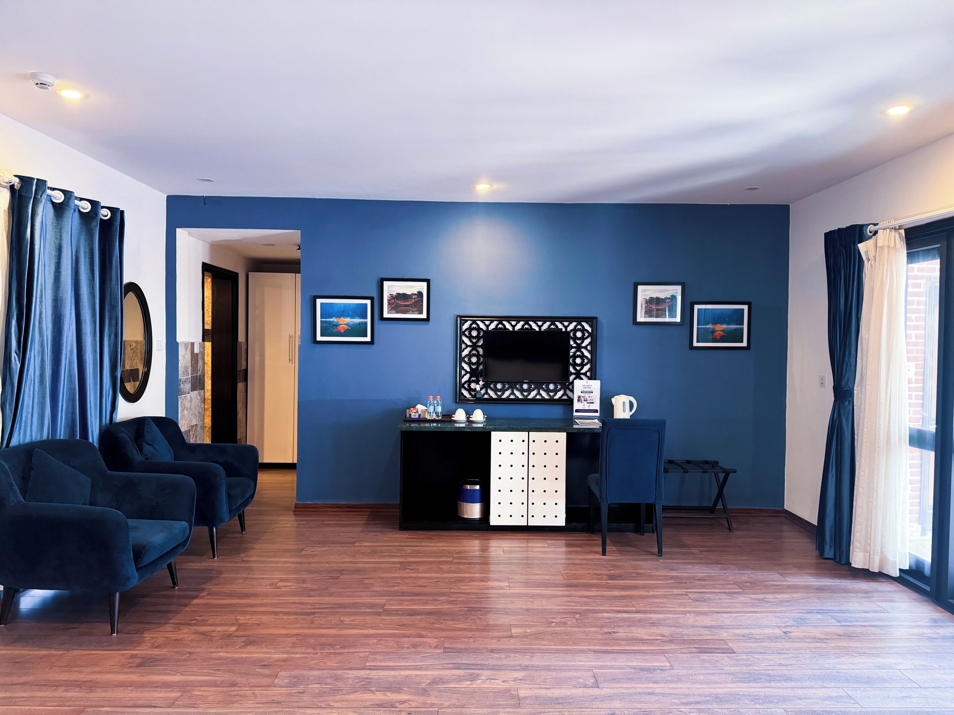 family room | 1 bedroom, in-room safe, desk, blackout curtains