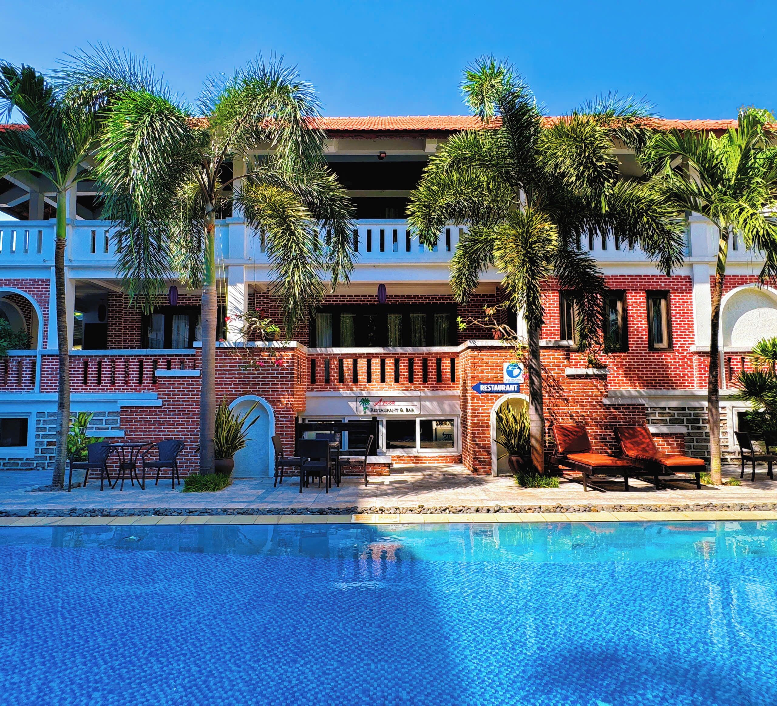 Una piscina al aire libre, tumbonas