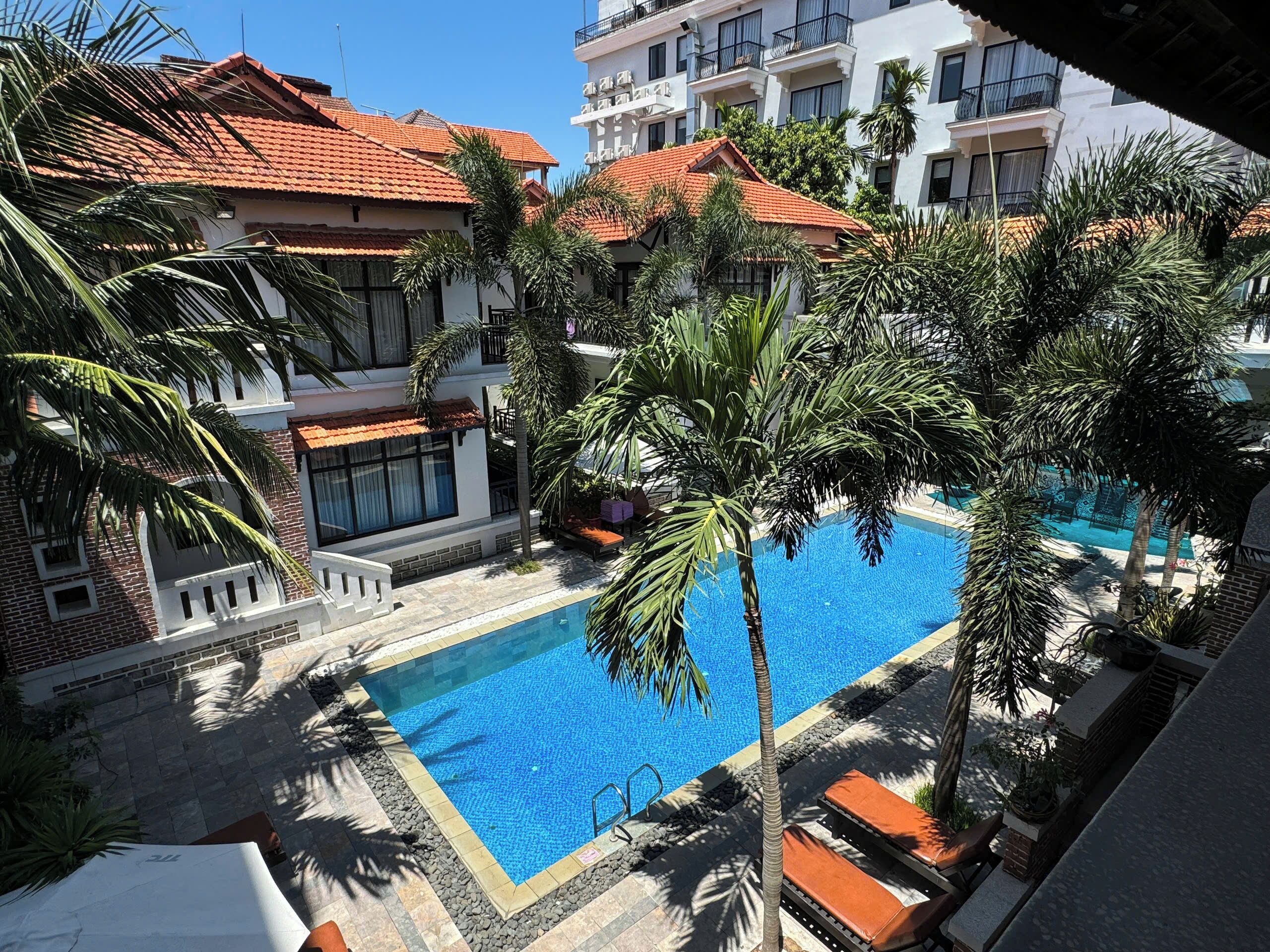 outdoor pool, pool loungers