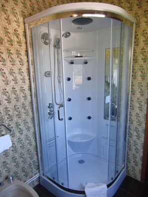 Habitación doble, vista al mar | Baño | Tina con regadera, amenidades de baño gratuitas, secadora de cabello 