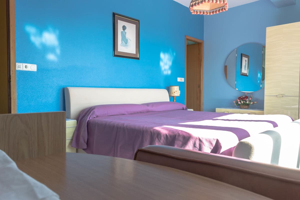 Habitación doble, vista al mar | Caja de seguridad en la habitación, escritorio y cortinas blackout