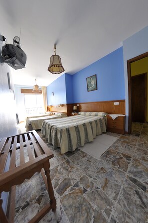 Economy Quadruple Room, Sea View | In-room safe, desk, blackout drapes, free WiFi - Hotel Galicia (Poio)