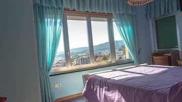 Habitación doble, vistas al mar | Caja fuerte, escritorio, cortinas opacas y wifi gratis