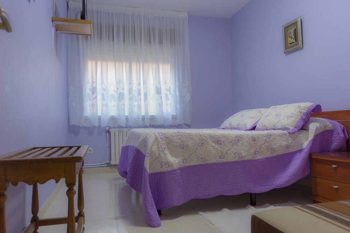 Habitación doble económica | Caja de seguridad en la habitación, escritorio y cortinas blackout