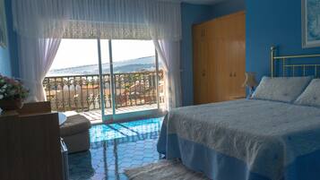 Suite, idromassaggio, vista mare | Una cassaforte in camera, una scrivania, tende oscuranti, Wi-Fi gratuito