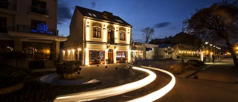 Fachada de la propiedad por la tarde o noche