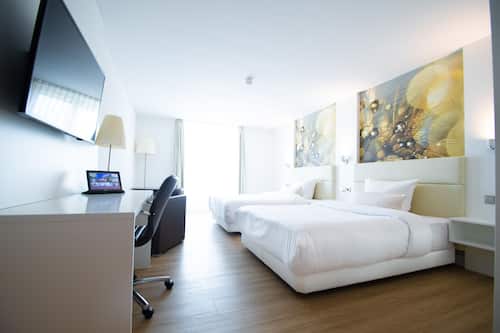 Superior-Zweibettzimmer, Balkon, Stadtblick | Hochwertige Bettwaren, Schreibtisch, kostenlose Babybetten