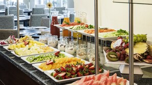 Un buffet proposant une variété de fruits, de légumes et de boissons.