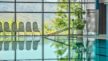 Piscine couverte, chaises longues