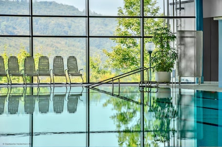 Una piscina techada, 2 piscinas al aire libre