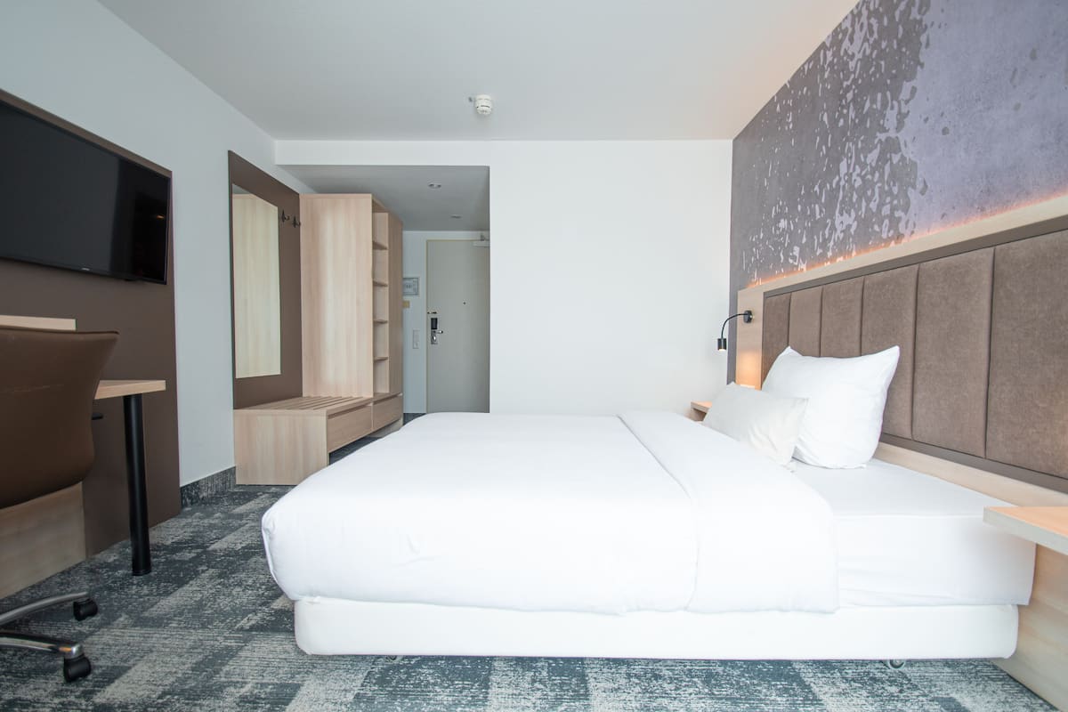 Standard Single Room | Premium bedding, in-room safe, desk, free cribs/infant beds