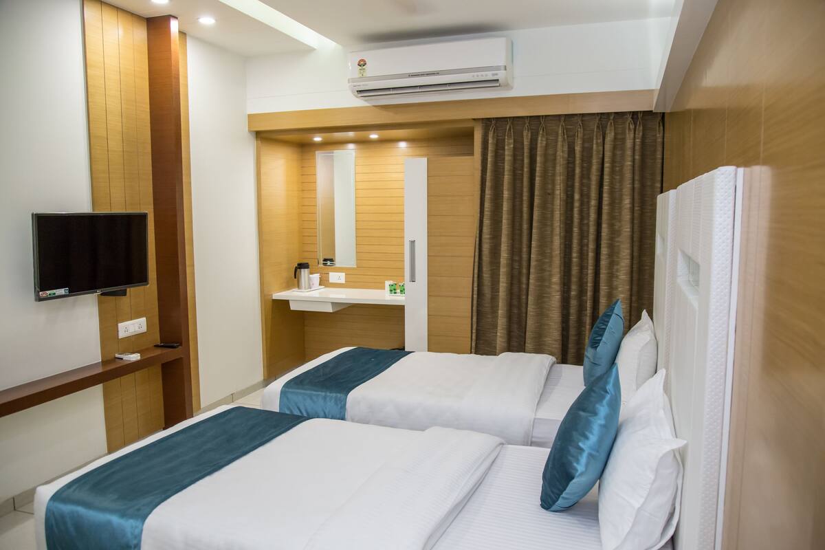 executive room | desk, soundproofing, rollaway beds, free wifi