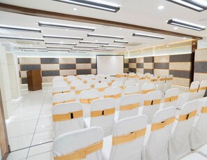 Business center - Hotel Orange International (Surat)