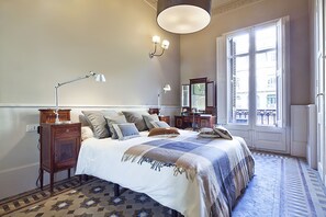 Caja de seguridad en la habitación y muebles diferentes