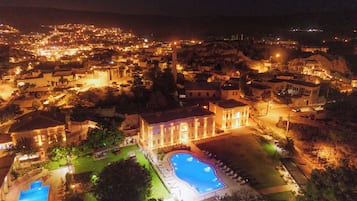 2 piscine all'aperto, ombrelloni da piscina, lettini