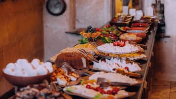 Café da manhã com buffet grátis todos os dias