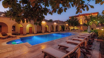 2 piscinas externas, guarda-sóis, espreguiçadeiras