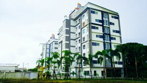 Un edificio de varios pisos con balcones, probablemente un hotel o un complejo de apartamentos.