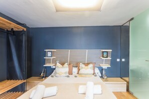 Studio familial, 1 chambre, terrasse, rez-de-chaussée | 1 chambre, coffre-fort, ameublement unique, fer et planche à repasser