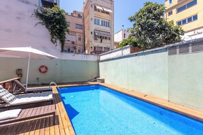 Piscine extérieure, accès possible de 10 h à 20 h, parasols