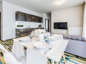 Appartement (Baltic Park Molo D105) | Cuisinette privée | Réfrigérateur, four à micro-ondes, surface de cuisson, lave-vaisselle