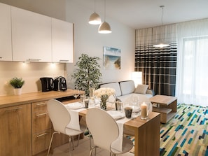 Baltic Park Molo Apartment D203 | Salle de séjour | Téléviseur à écran plat