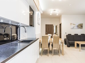 Apartament (Baltic Park Molo D206) | Cuina bàsica privada | Frigorífic, microones, placa de cuina i rentaplats