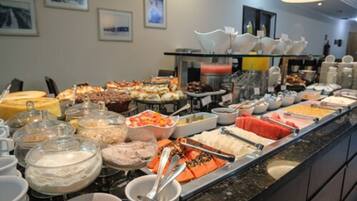 Daily buffet breakfast (BRL 25 per person)