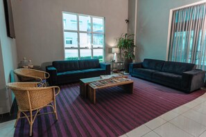 27-inch LCD TV with cable channels, TV - Hotel The Premium (Osasco)